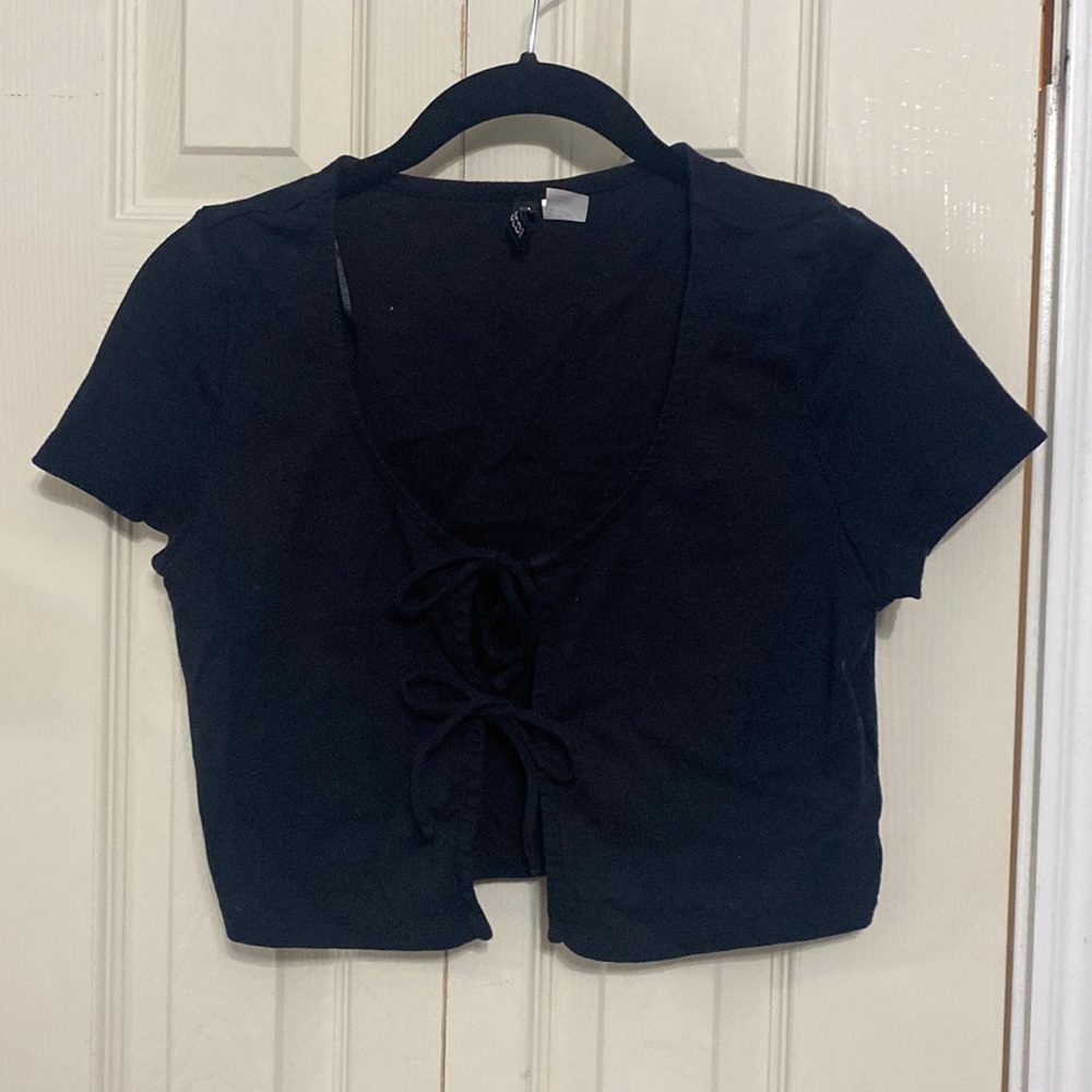 Open front with two adjustable knots at the front